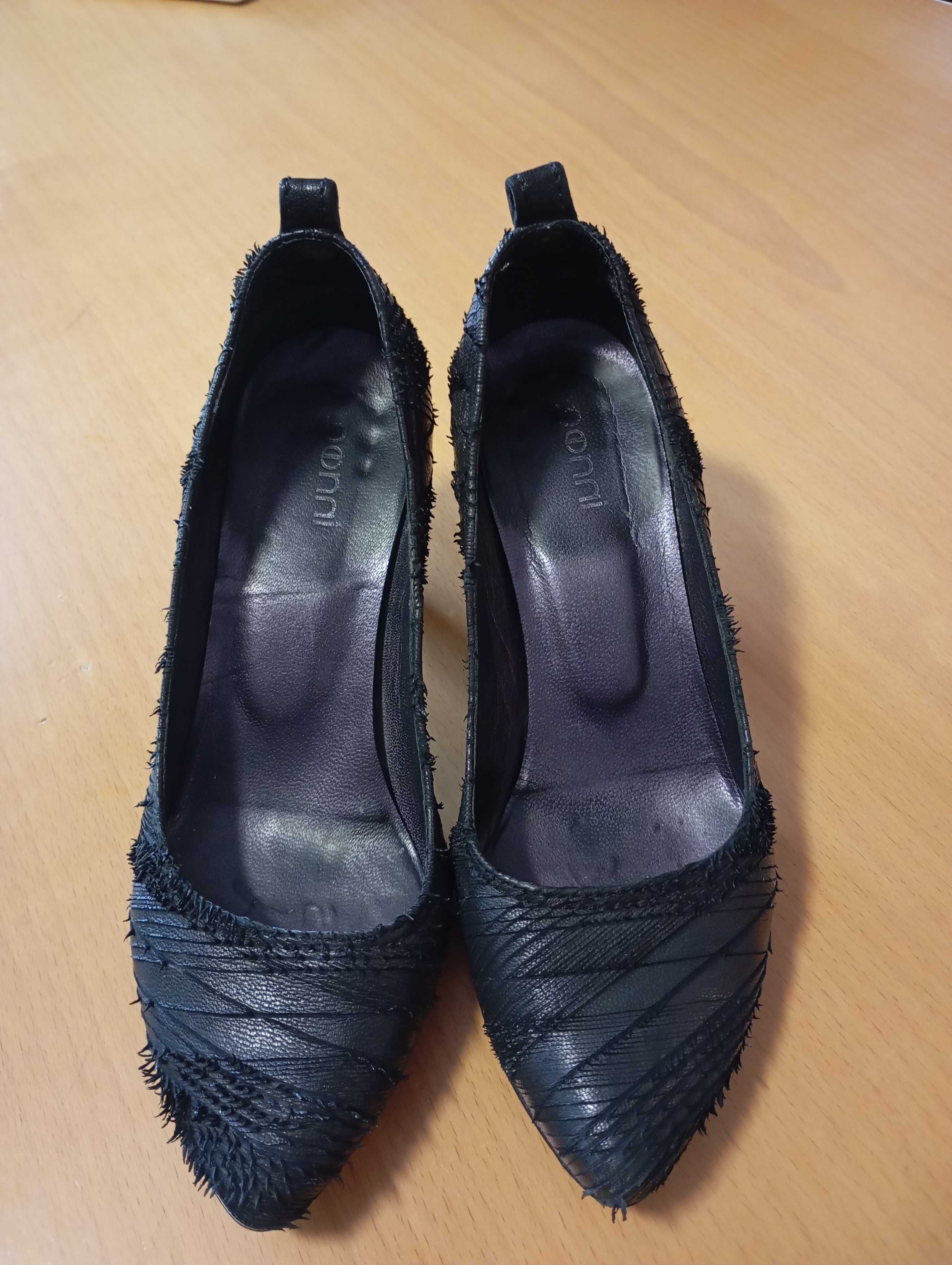Sapatos pretos com tachas e salto , de pel.  Donni em excelente estado