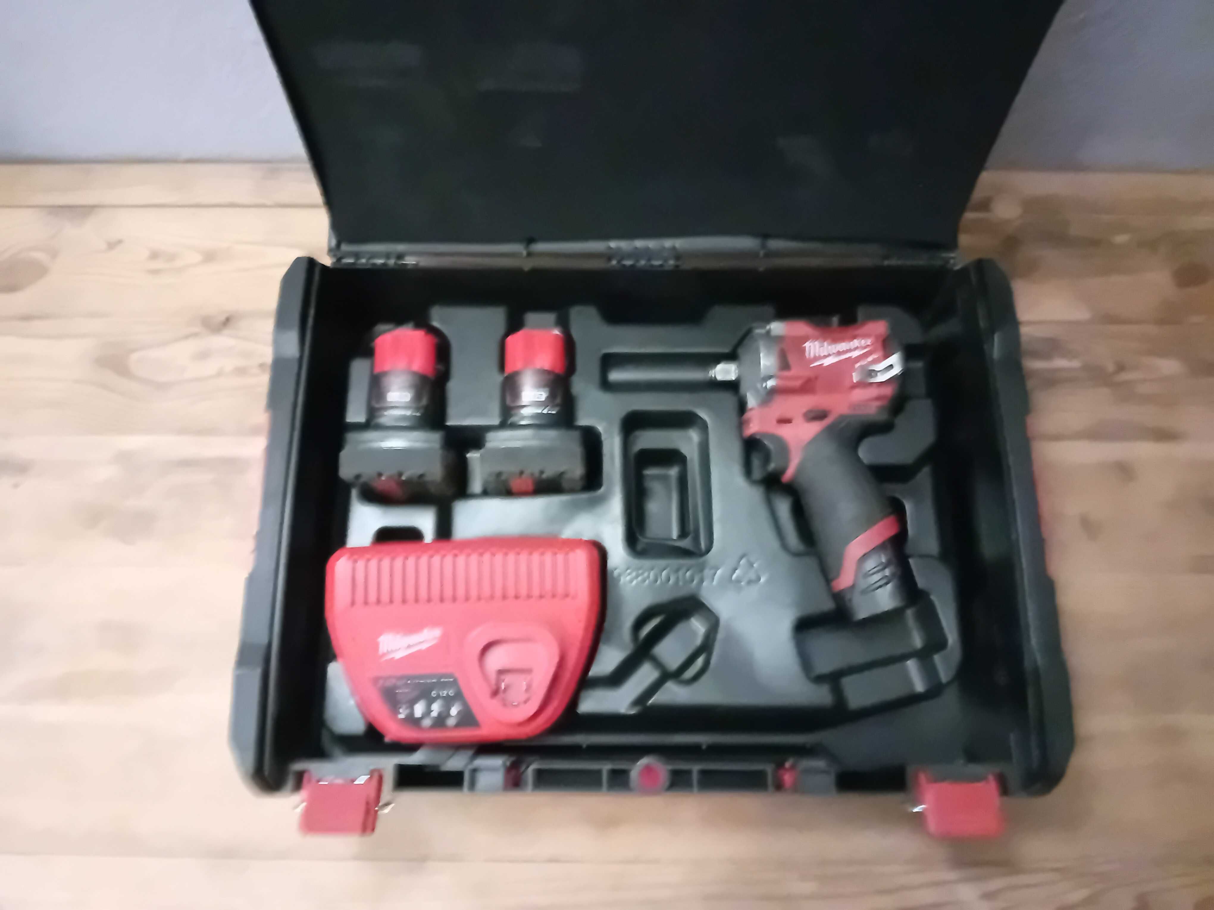 Milwaukee M12FIWF12-422X klucz udarowy akumulatorowa compact 1/2