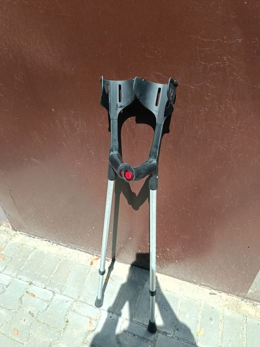 Kule ortopedyczne łokciowe – różne kolory, regulacja 145–195 cm

Na sp