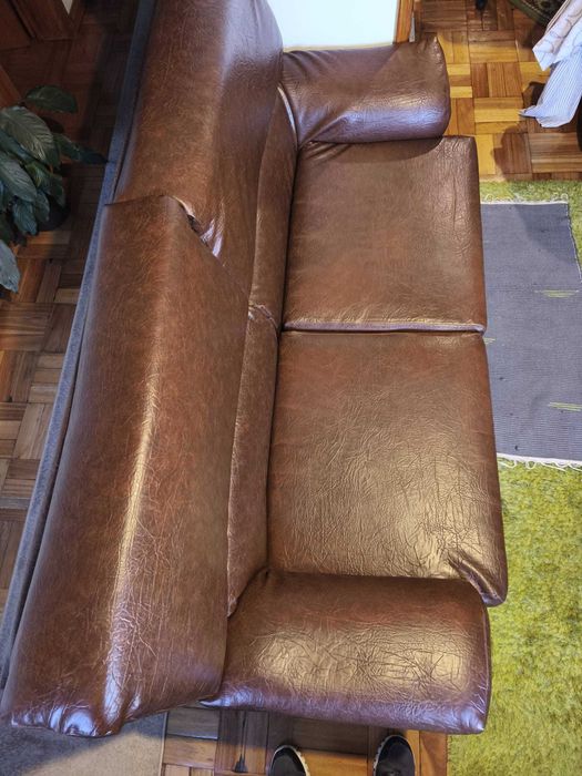 Sofá em Pele Castanho — Bom Estado — 50€