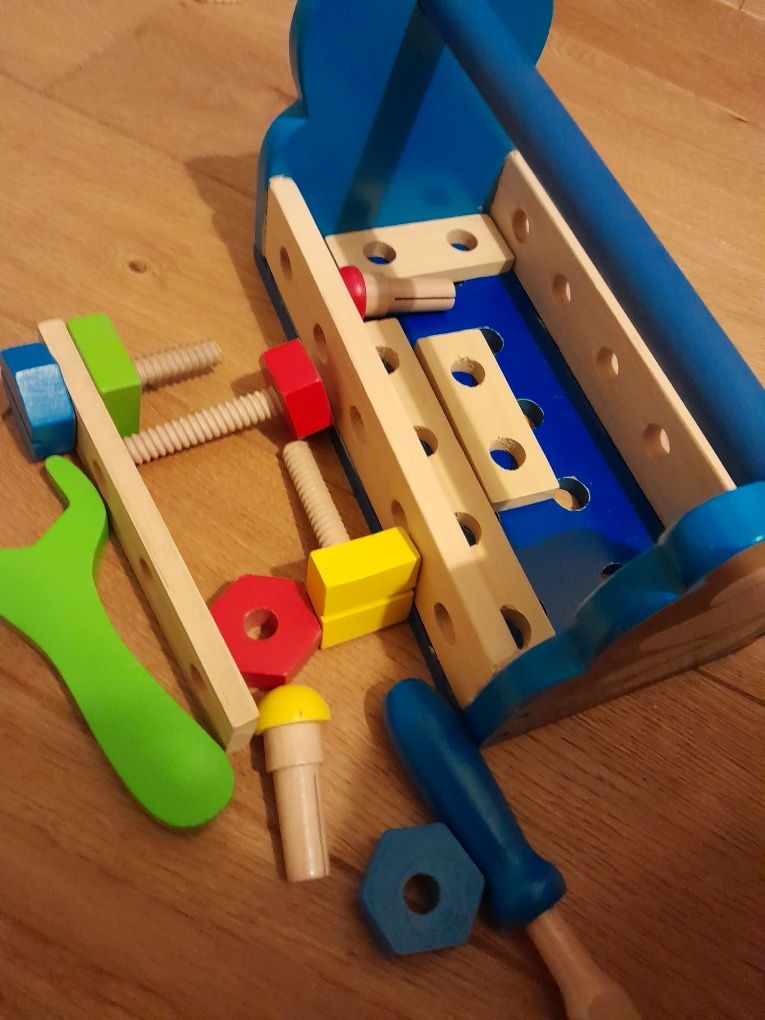 Drewniana skrzynka na narzedzia zabawka
