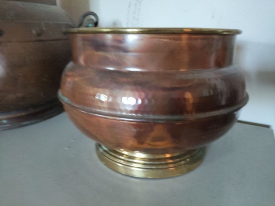 Várias peças em cobre e latão.