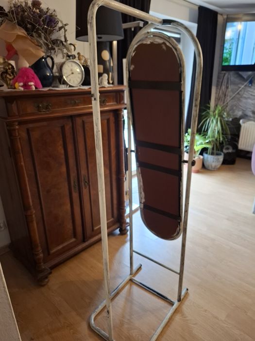 Lustro z wieszakiem na ubrania