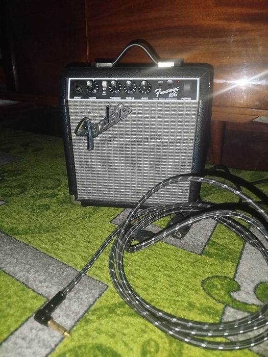 СРОЧНО! Комбік+ кабель Fender 10w
