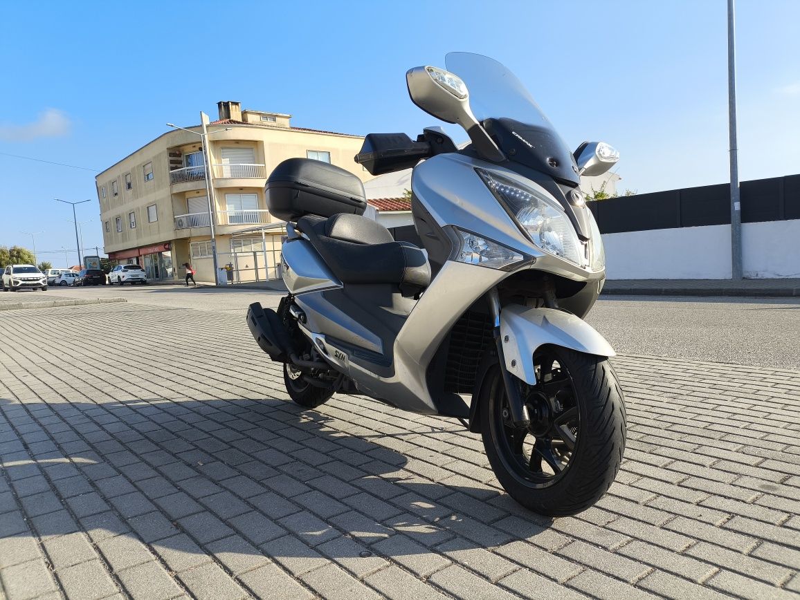 Sym GTS 125i com baú