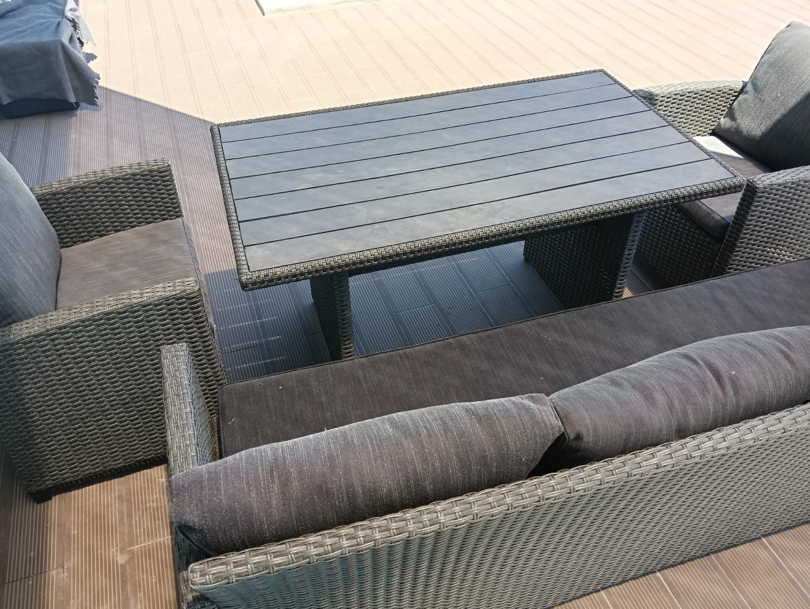 Mesa e cadeiras de jardim
