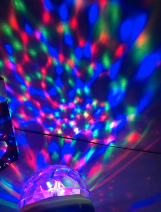 Żarówka disco kolorowa obrotowa kula

projektor E27 LED 3w