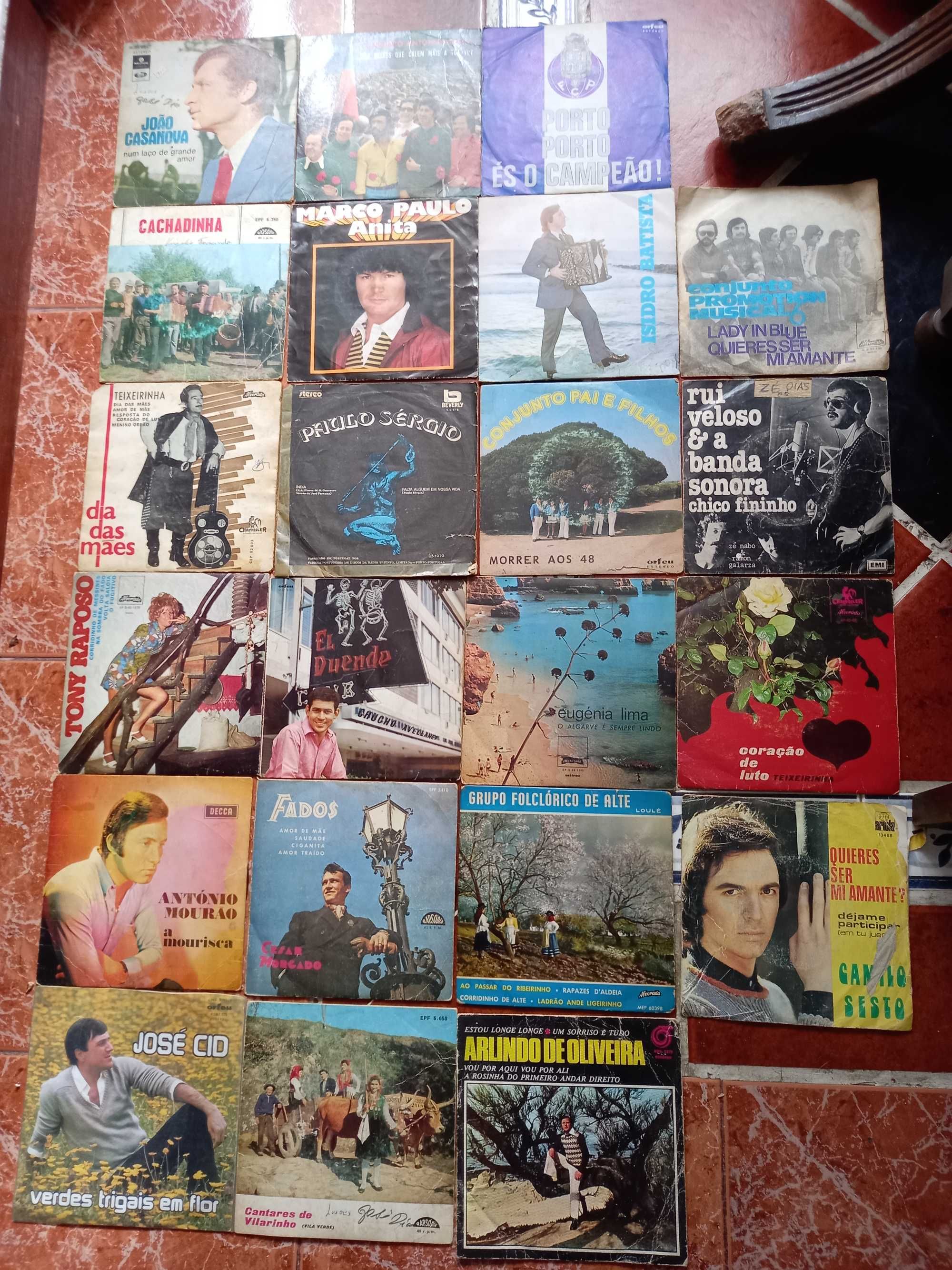 22 cacetes musicas portuguesas antigas + discos vinil pequenos e LPs