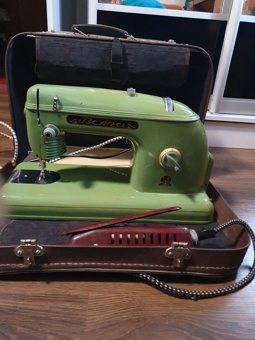 Швейная машинка Волга