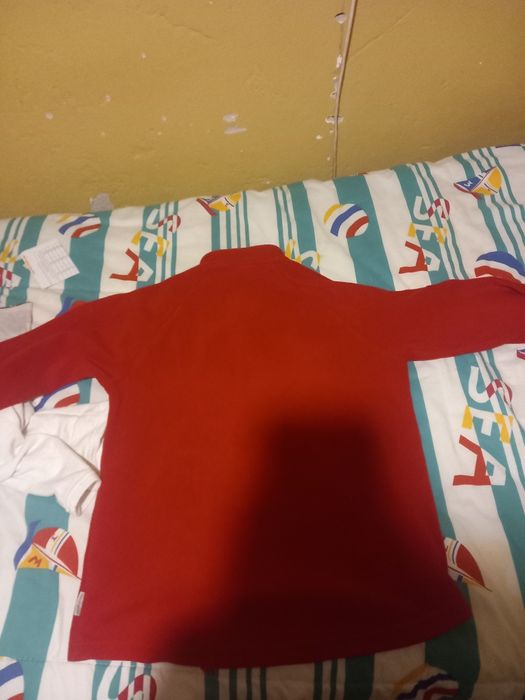 camisola da  decathoion cor vermlha à 3 euros tamanho M
