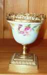 Peça decorativa em porcelana com 11 cms. de altura