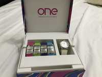 One Watch com cinco braceletes