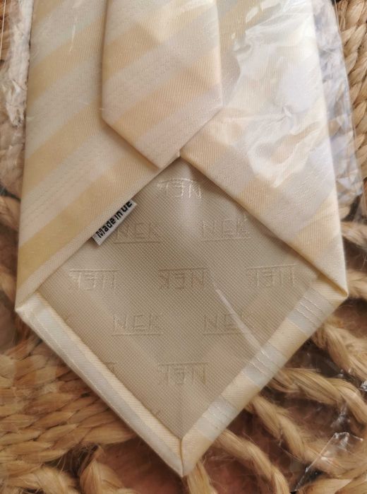 Kremowo-żółty krawat w paski