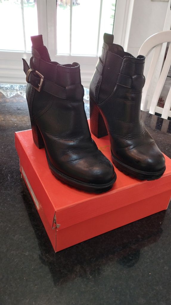 Botins tam. 36, pretos com fivela dos lados