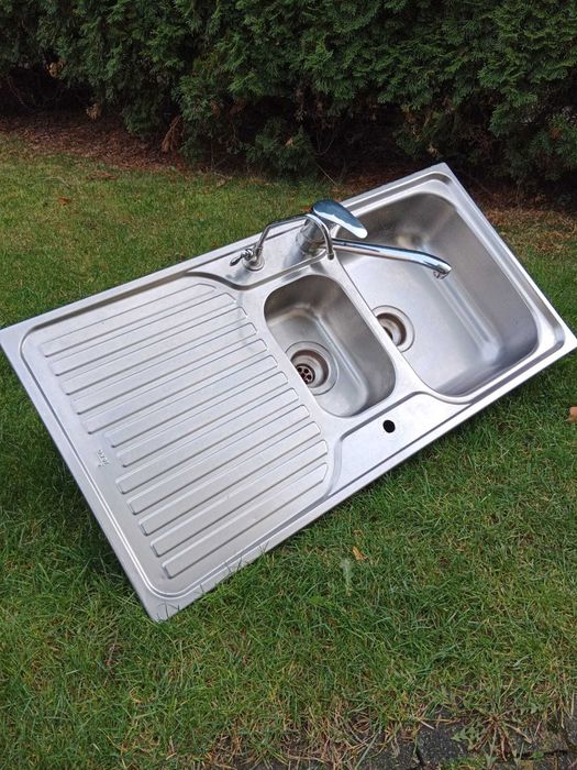 Zlewozmywak ze stali nierdzewnej z ociekaczem