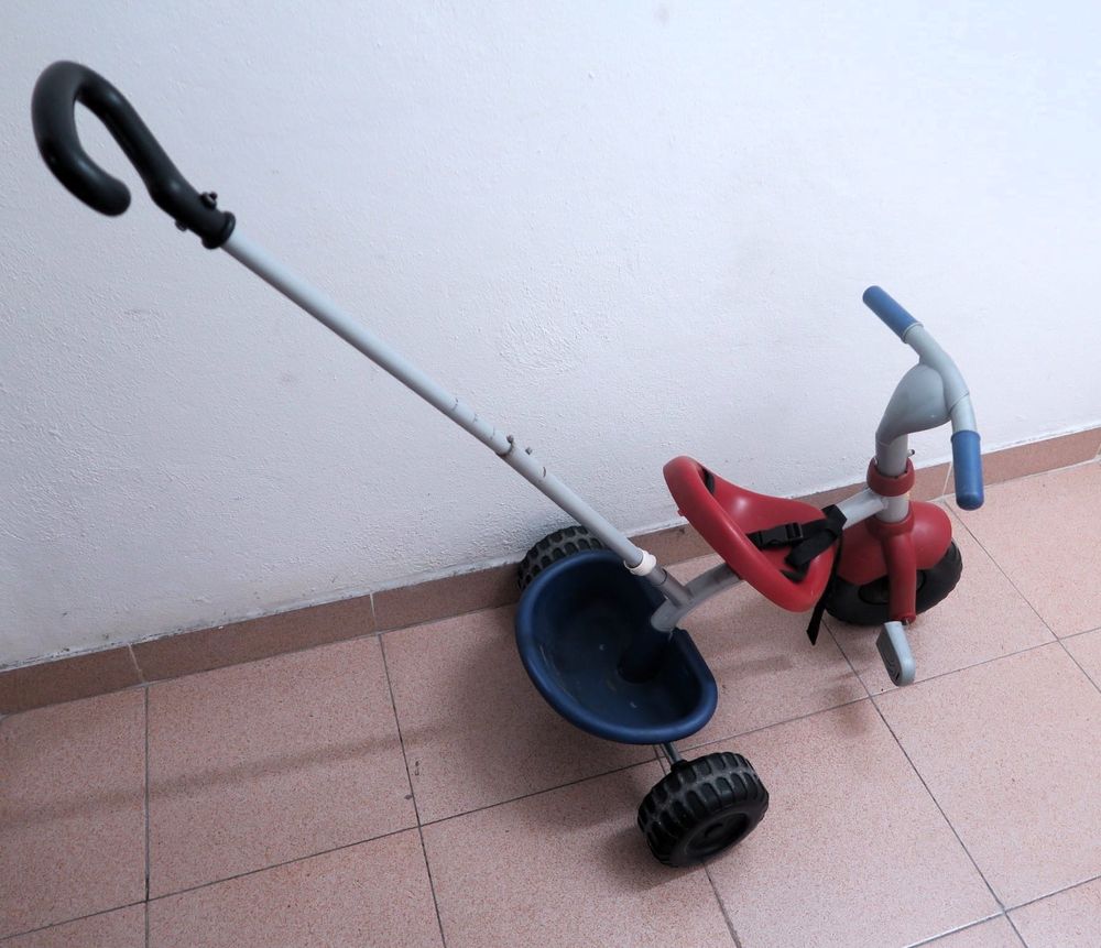 Triciclo com barra de empurrar