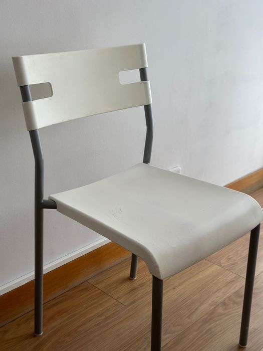 Cadeira branca simples