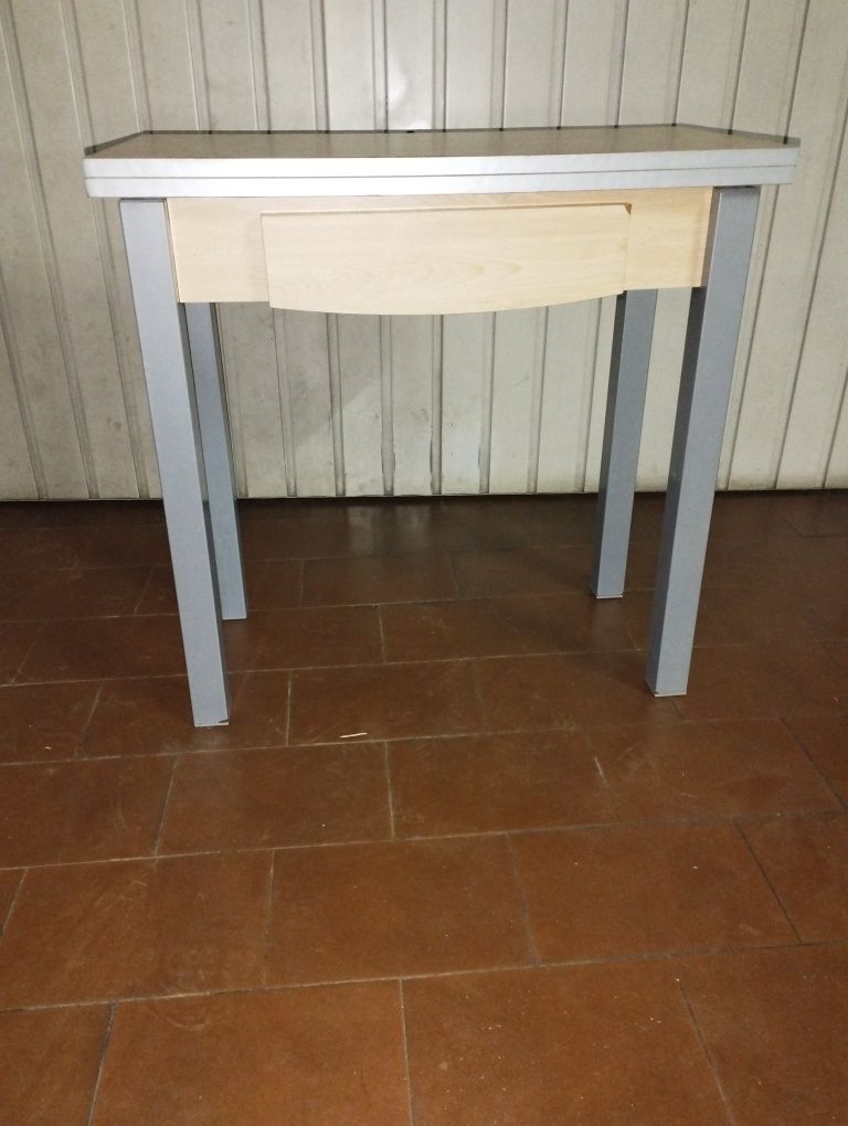 Mesa de cozinha extensível com gaveta