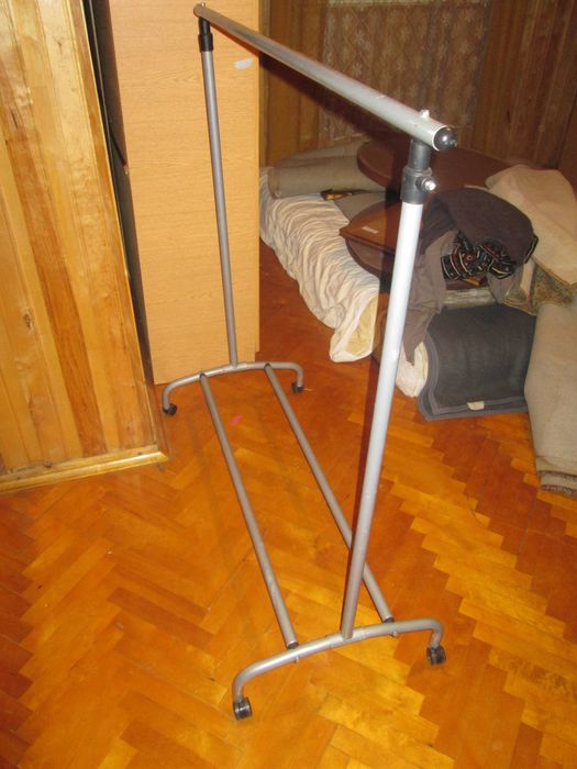 Sprzedam wieszak  - drążek stojący na ubrania.