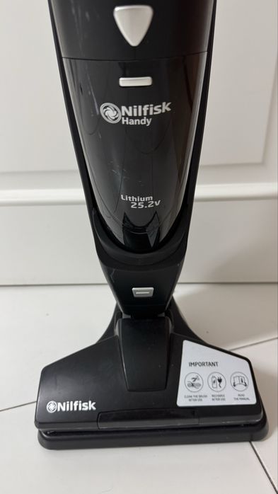 Aspirador vertical marca Nilfisk Handy 2 em 1