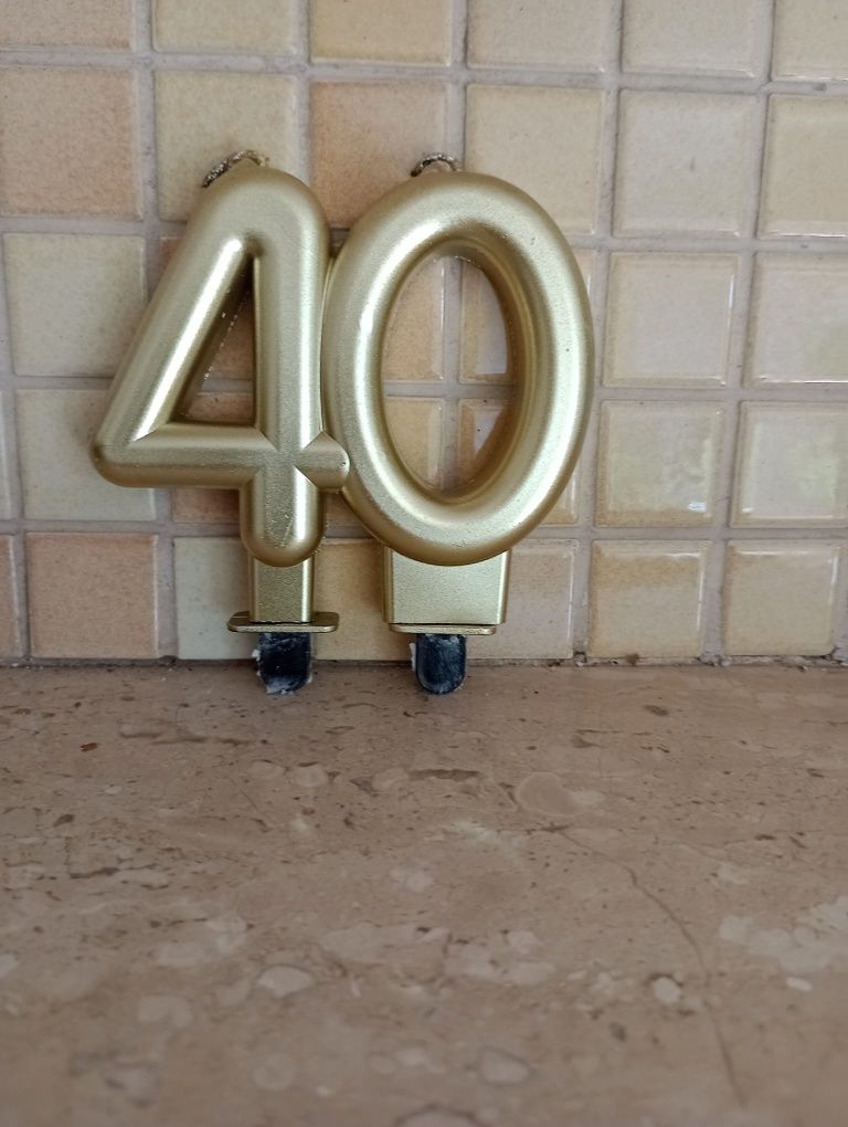 Ozdoby na urodziny 40-tka plus świeczka