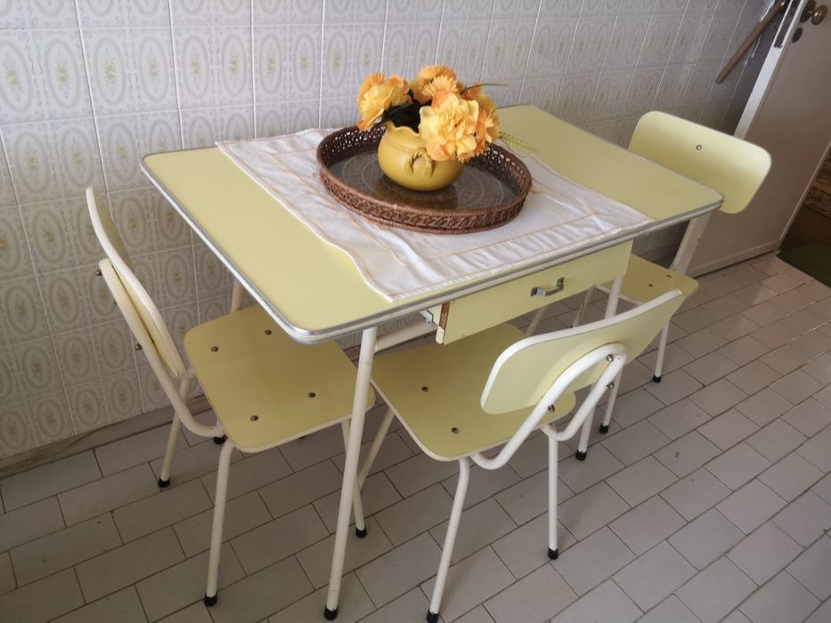 Mesa e cadeiras vintage