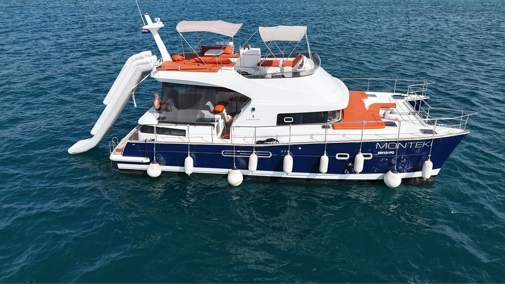 Яхта катамаран Lagoon Power 44