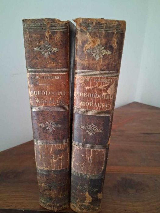 Conjunto de 44 livros de Teologia, Direito Canónico e Parenética