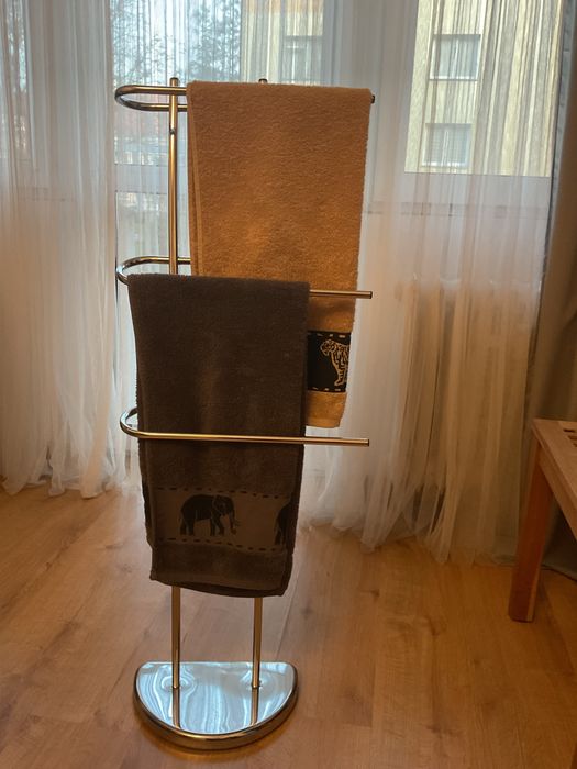 Wieszak stojący na ręczniki