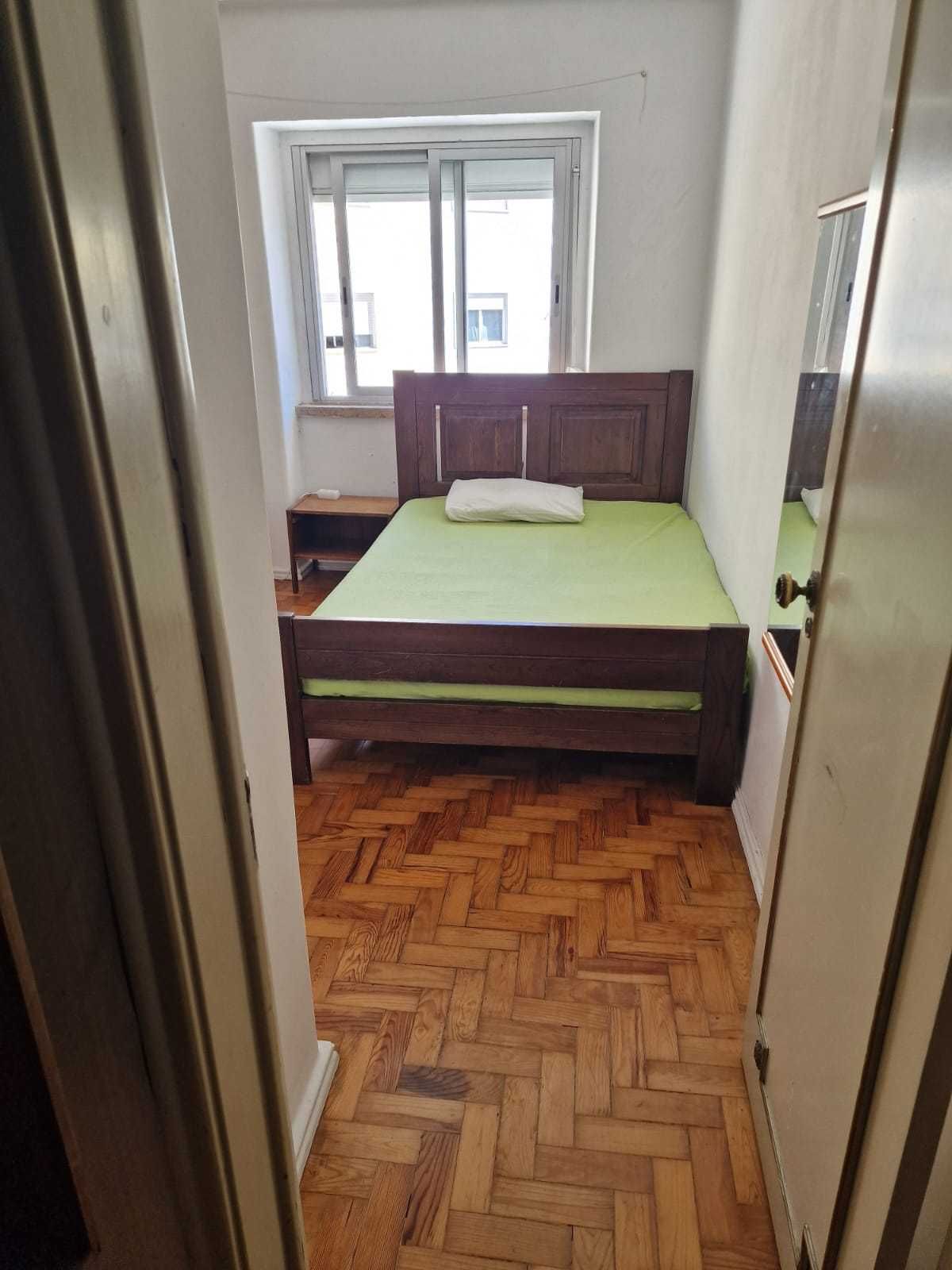 Alugo quarto para mulher entrada imediata