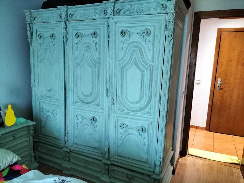 Mobília de quarto com pintura renovada em verde água