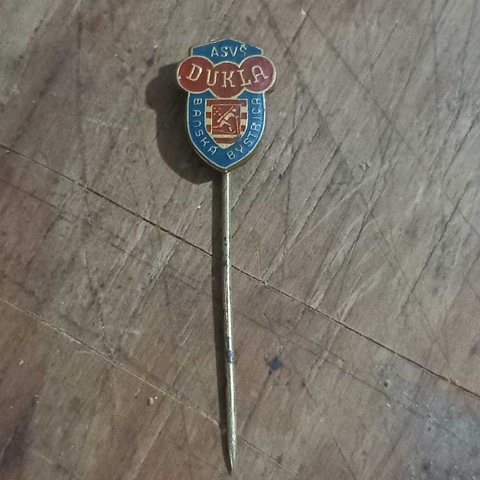 Emblema de lapela DUKLA