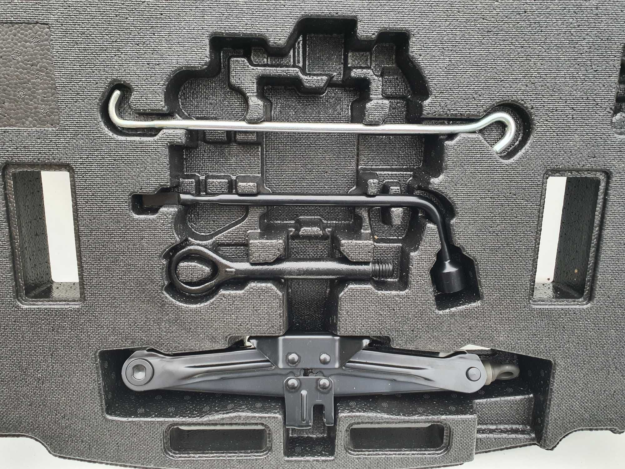 TOYOTA CAMRY styropian bagażnika klucz lewarek 18-24