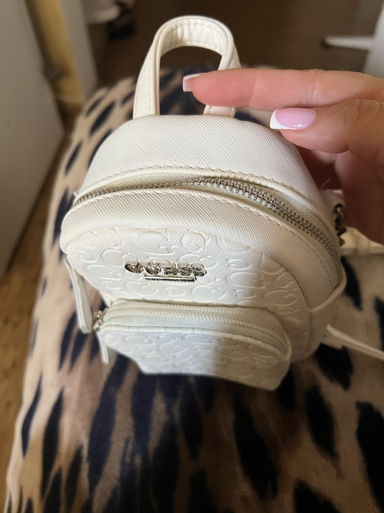 Маленький рюкзак Guess