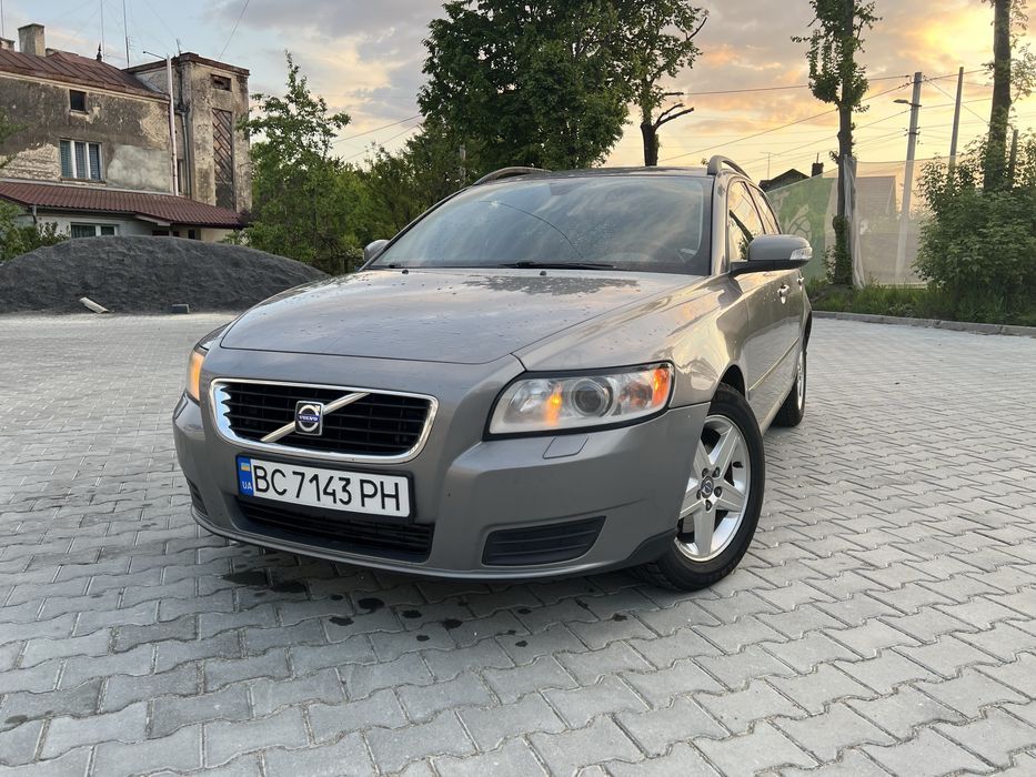 Volvo v50.