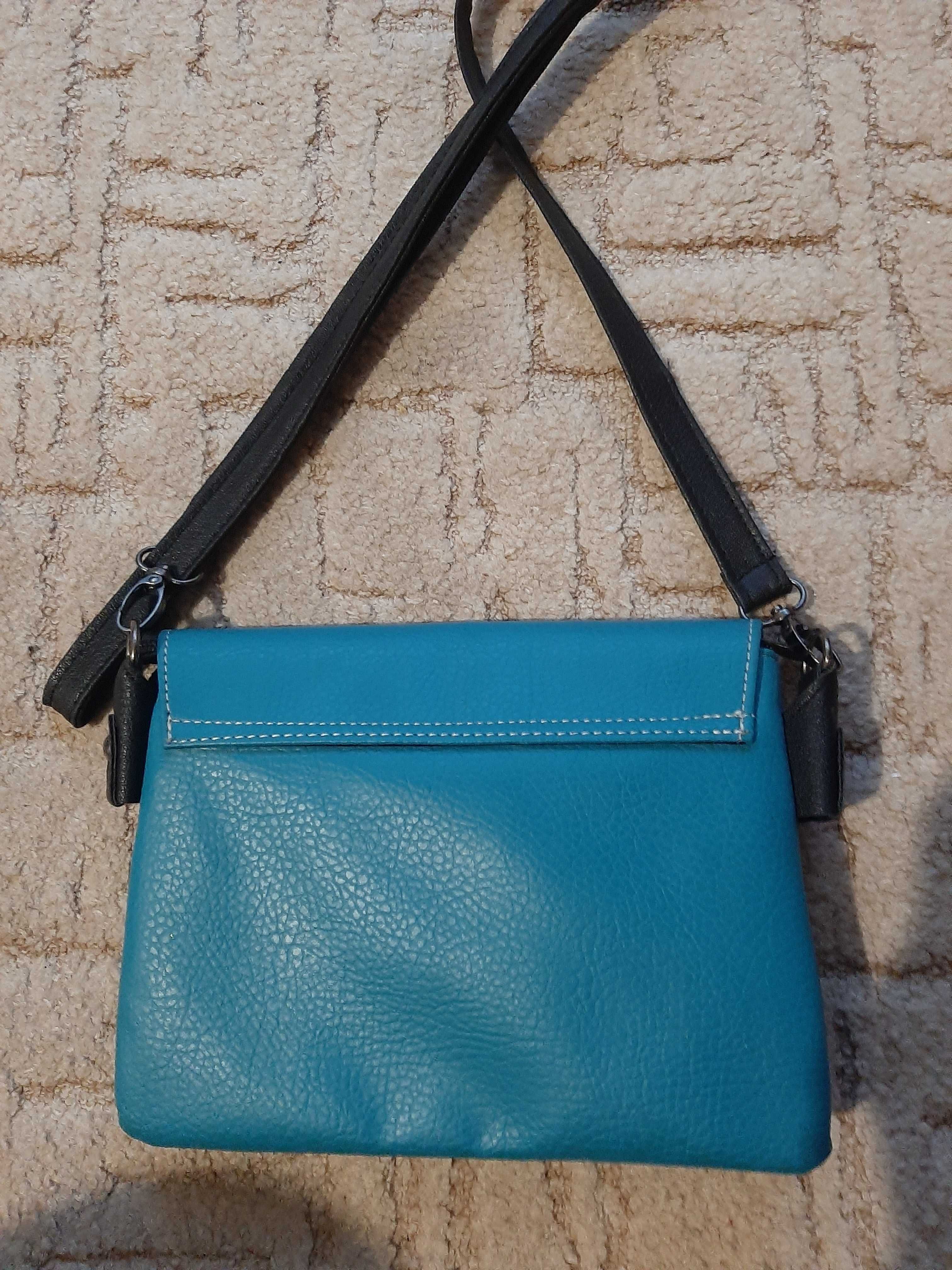 Mała turkusowa torebka 22x16cm z czarnym paskiem