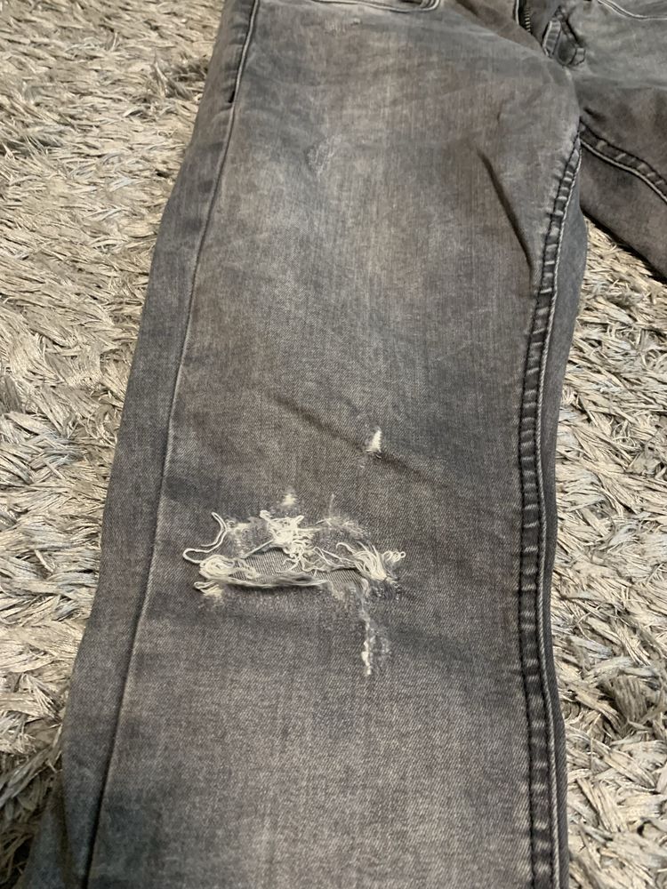 Spodnie jeansy męskie Cropp czarne przetarcia dziury