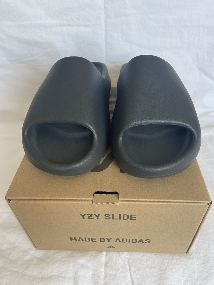 Yeezy Slide Onyx 42