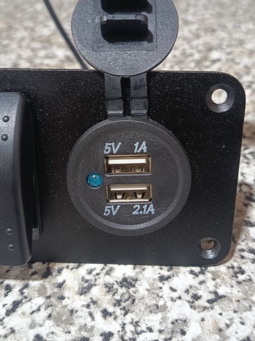 Painel de interruptores com 2 entradas USB