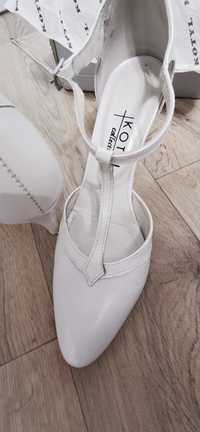 Białe buty r. 38