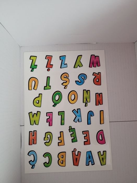 Walizka kinder jajko niespodzianka, plus gratis naklejki.