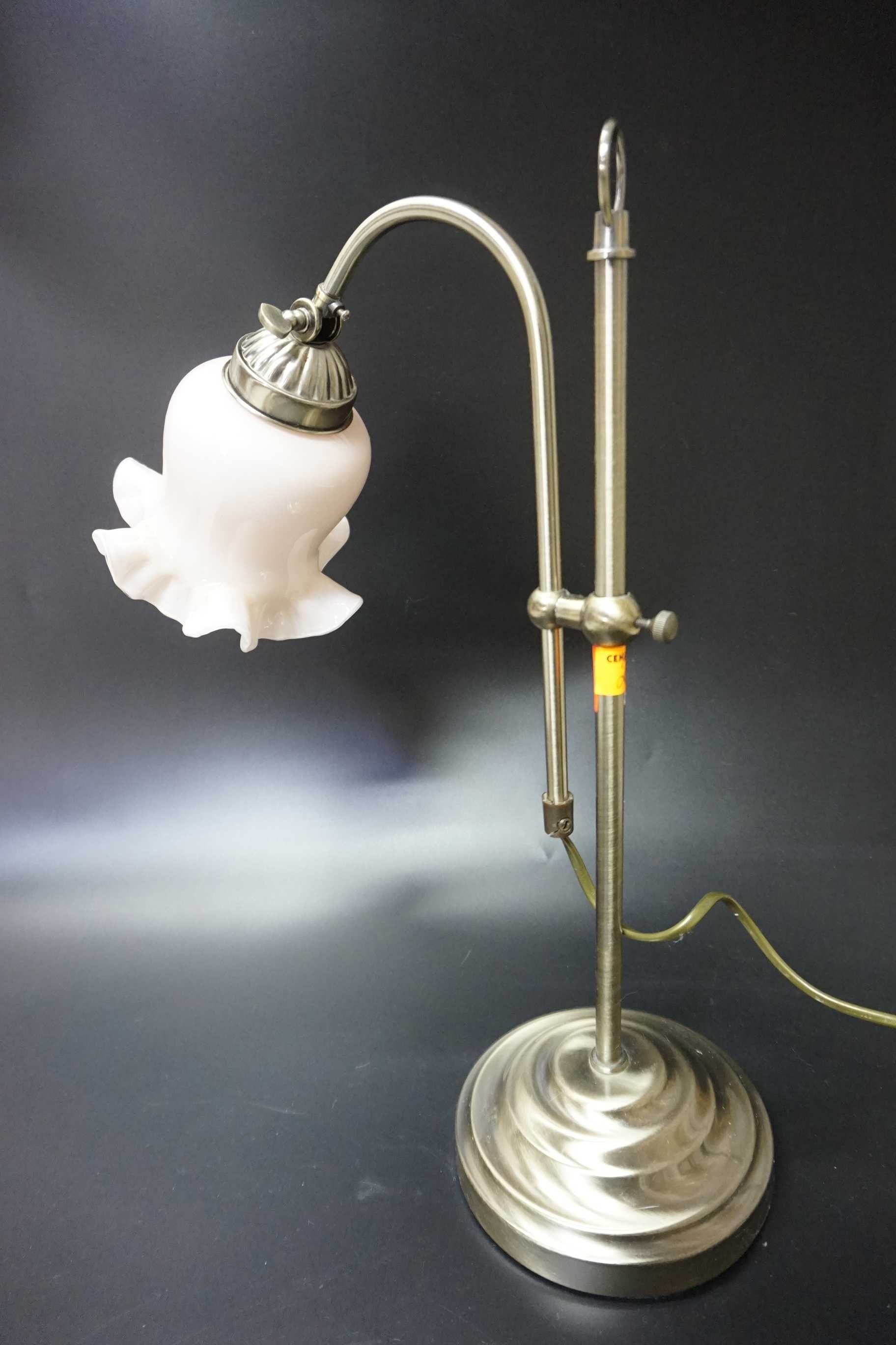 Lampa z trzonem i ramieniem z błyszczącego mosiądzu
