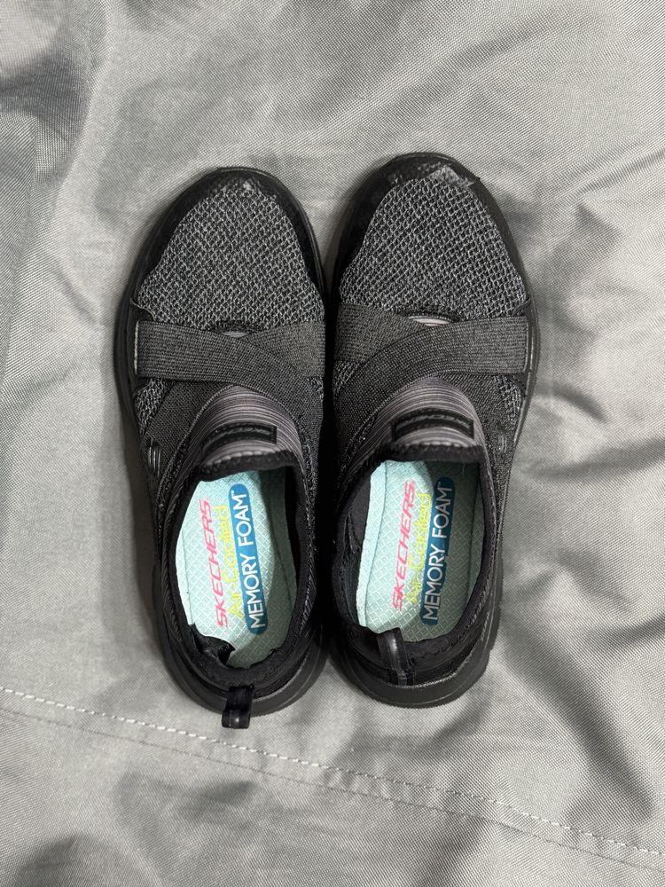 Кроссовки ТМ Skechers в отличном состоянии
