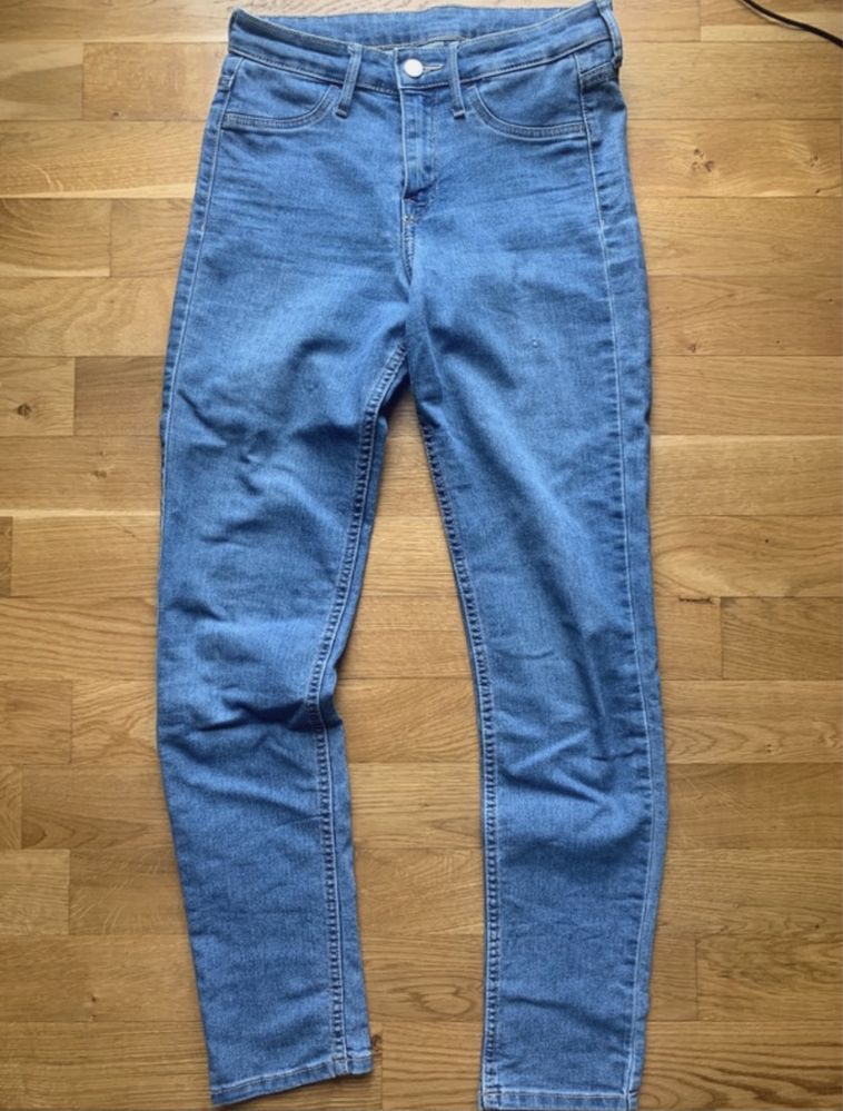 Jeansowe jasno niebieskie spodnie z H&M