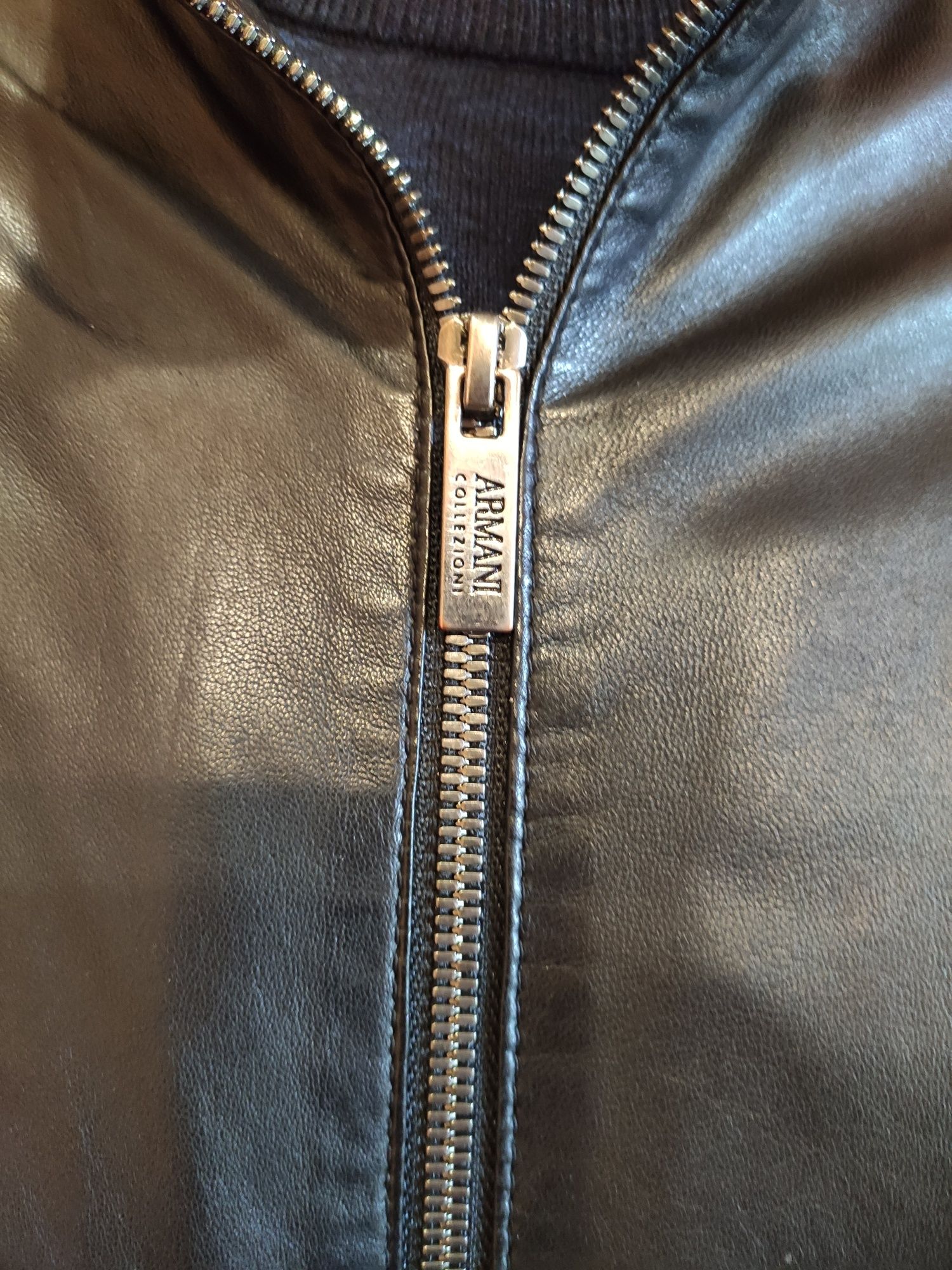 Продам кожаную куртку Armani Collezioni размер М.
