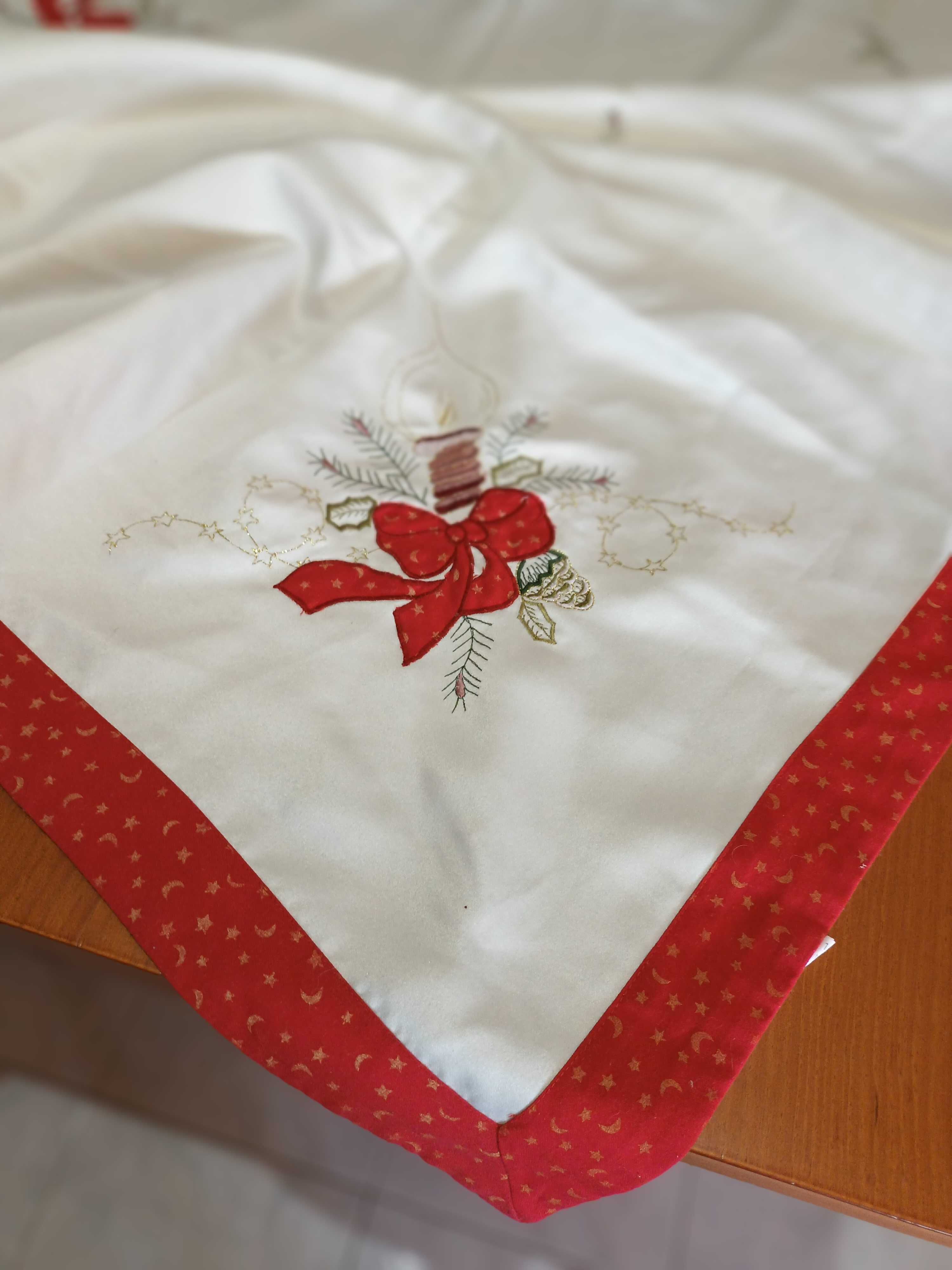 Toalha de Natal com arte aplicada e bordado a fio dourado