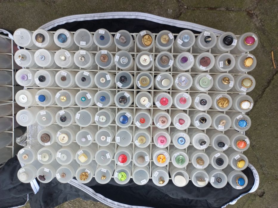 Dwa ekspozytory na guziki