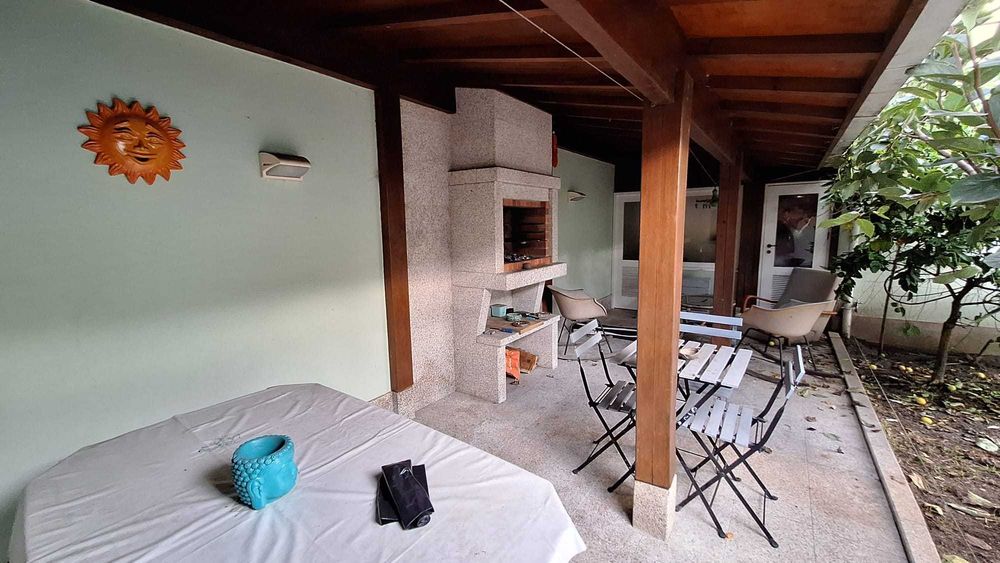 Moradia V2+1 perto da Avenida Antunes Guimarães