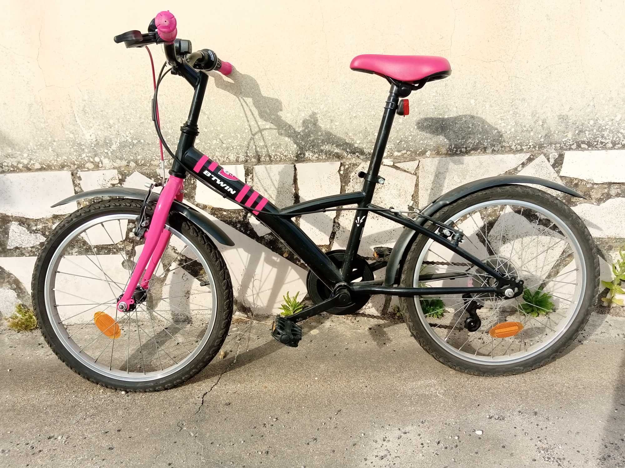 Bicicleta rosa e preto