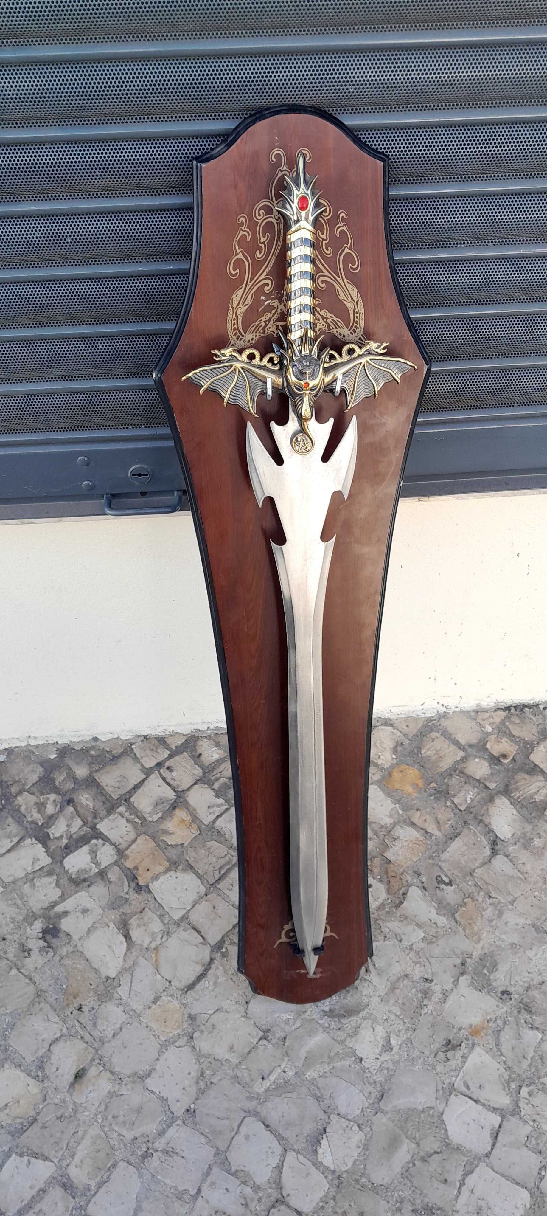 Espada dragão com base